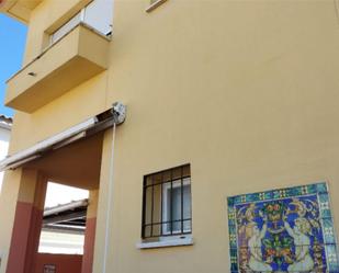 Vista exterior de Casa adosada en venda en Gelves amb Aire condicionat, Terrassa i Balcó