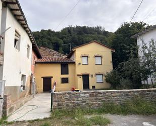 Vista exterior de Casa adosada en venda en Arenas de Iguña