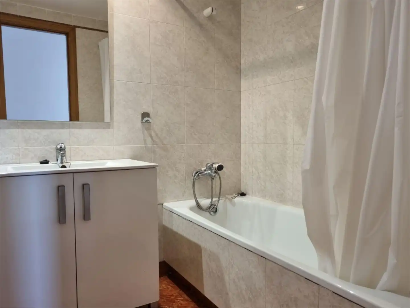 Room in Calle Escultor Montañés, 16, Garbinet - Parque de las Avenidas Bathroom of Apartments for share in Alicante / Alacant with Air Conditioner, Heating and Private garden
