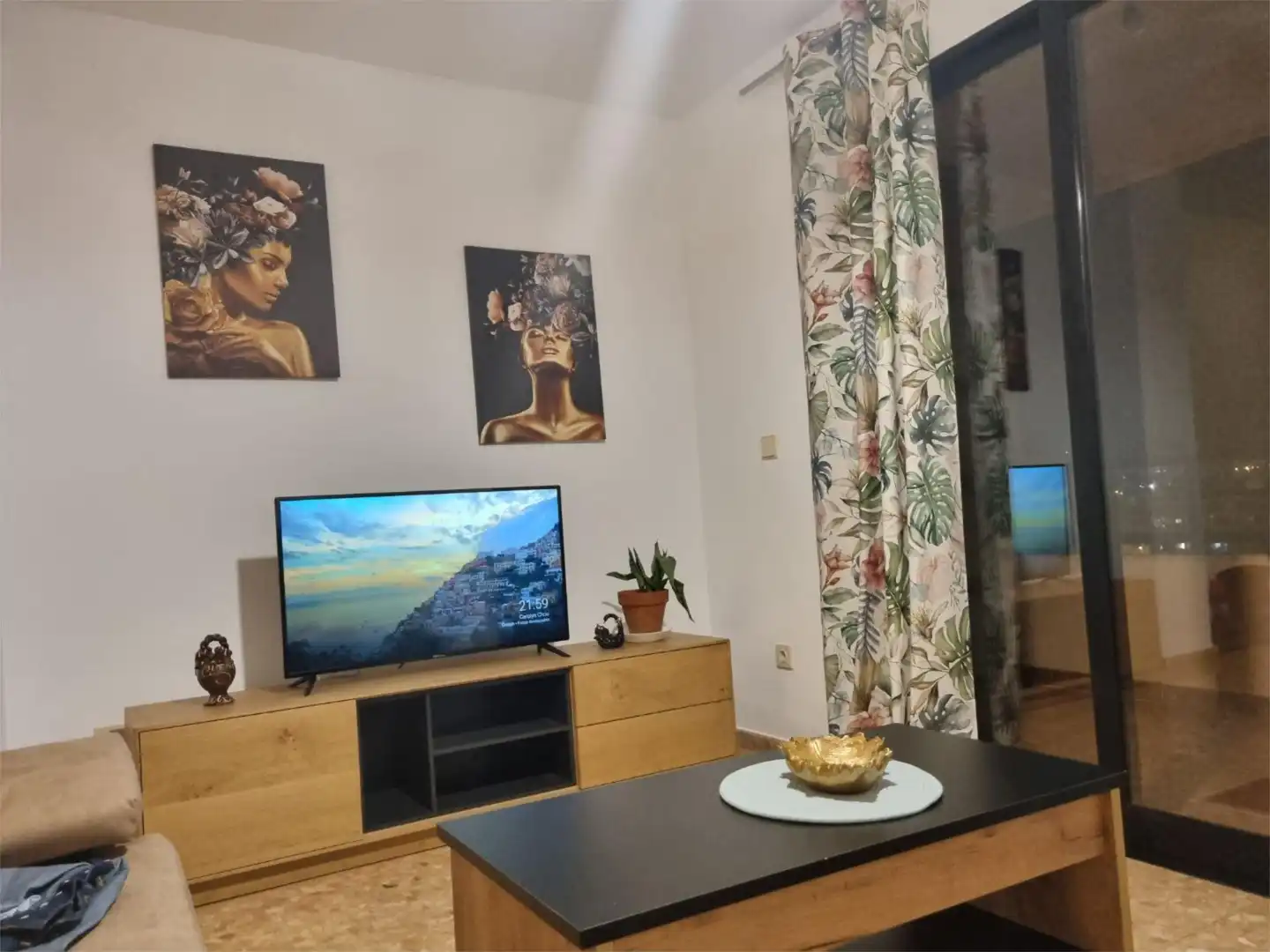 Room in Calle Escultor Montañés, 16, Garbinet - Parque de las Avenidas Living room of Apartments for share in Alicante / Alacant with Air Conditioner, Heating and Private garden