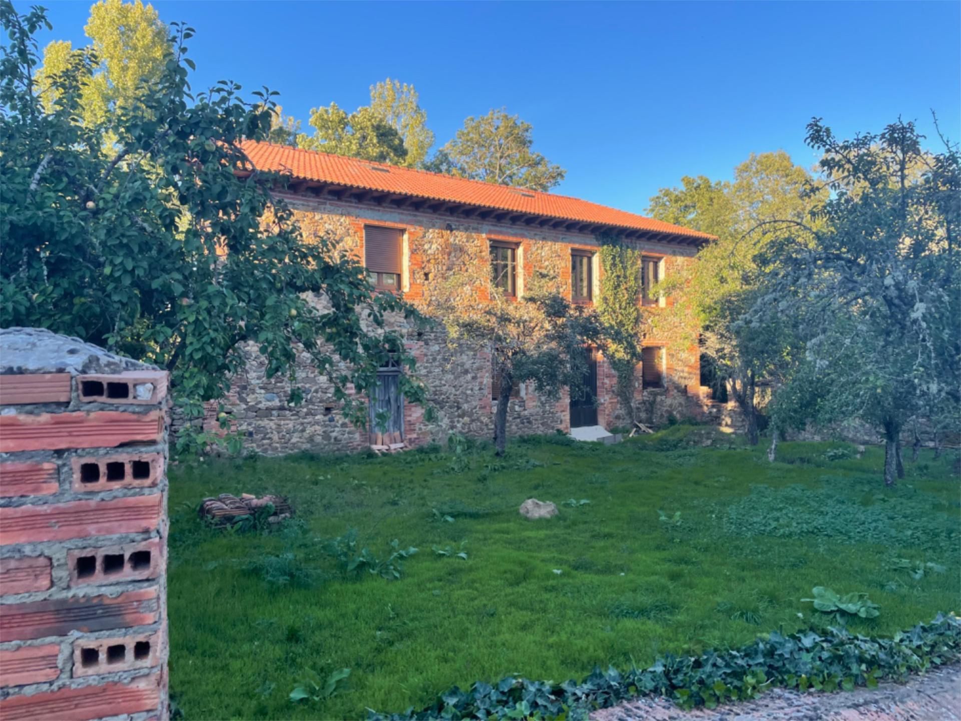Vista exterior de Finca rústica en venda en Santibáñez de la Peña amb Jardí privat