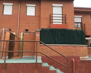 Vista exterior de Casa adosada en venda en Saldaña amb Calefacció, Terrassa i Aparcament comunitari