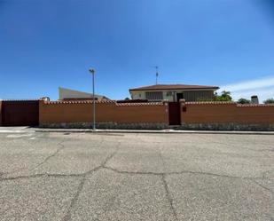 Vista exterior de Casa o xalet en venda en Santa Cruz del Retamar amb Aire condicionat, Terrassa i Piscina