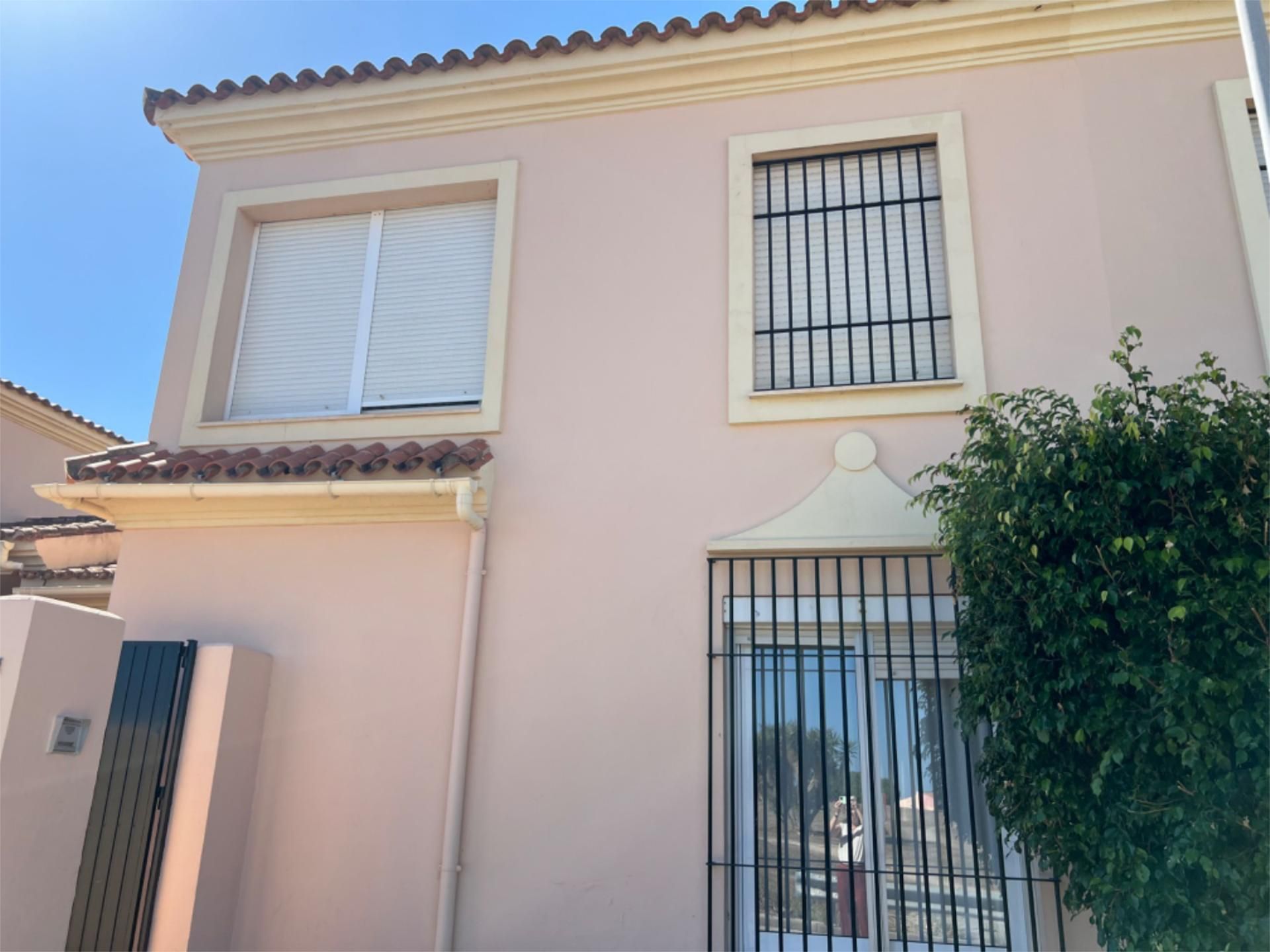 Vista exterior de Casa adosada de lloguer en Algeciras amb Jardí privat, Terrassa i Traster