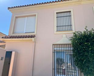 Vista exterior de Casa adosada de lloguer en Algeciras amb Terrassa i Balcó