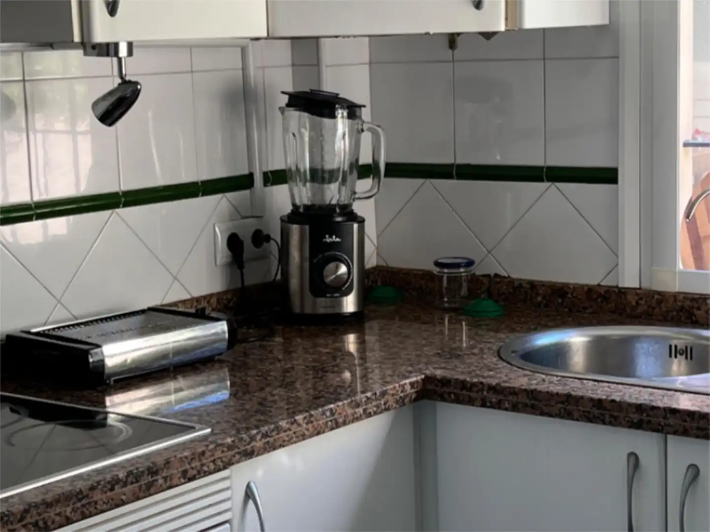 Einfamilien-Reihenhaus zur Miete in Urbanizacion Altozano 3, 2, San García Küche von Einfamilien-Reihenhaus zur Miete in Algeciras mit Privatgarten, Terrasse und Abstellraum