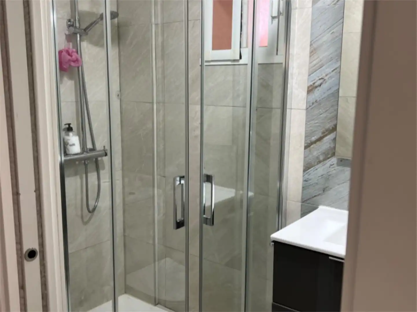 Einfamilien-Reihenhaus zur Miete in Urbanizacion Altozano 3, 2, San García Badezimmer von Einfamilien-Reihenhaus zur Miete in Algeciras mit Privatgarten, Terrasse und Abstellraum