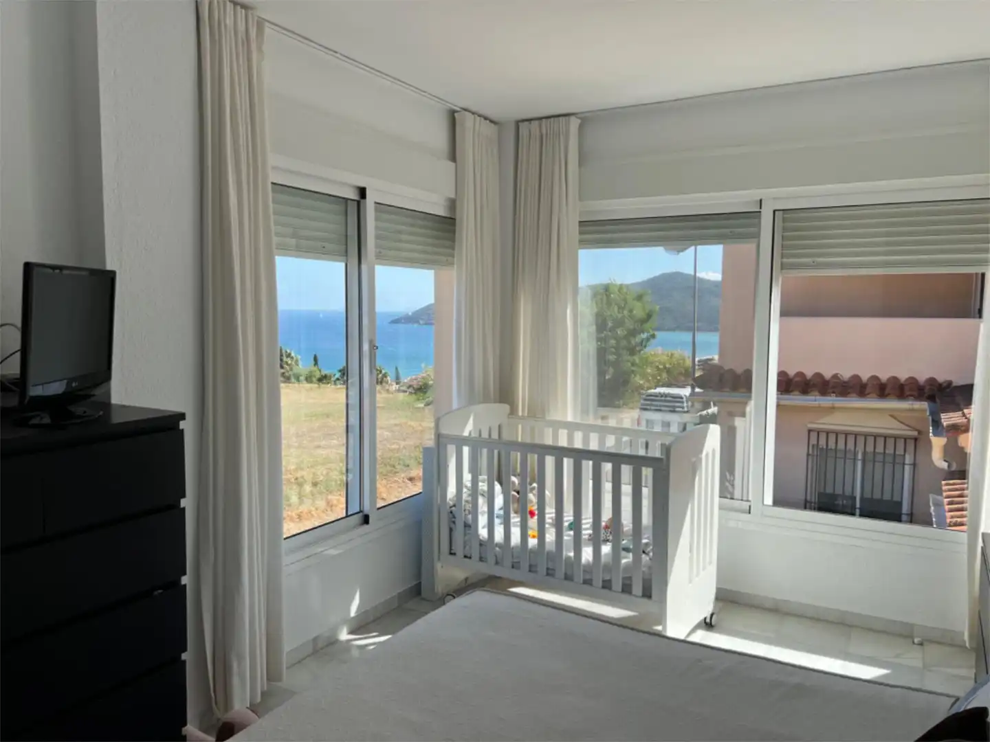 Einfamilien-Reihenhaus zur Miete in Urbanizacion Altozano 3, 2, San García Schlafzimmer von Einfamilien-Reihenhaus zur Miete in Algeciras mit Privatgarten, Terrasse und Abstellraum