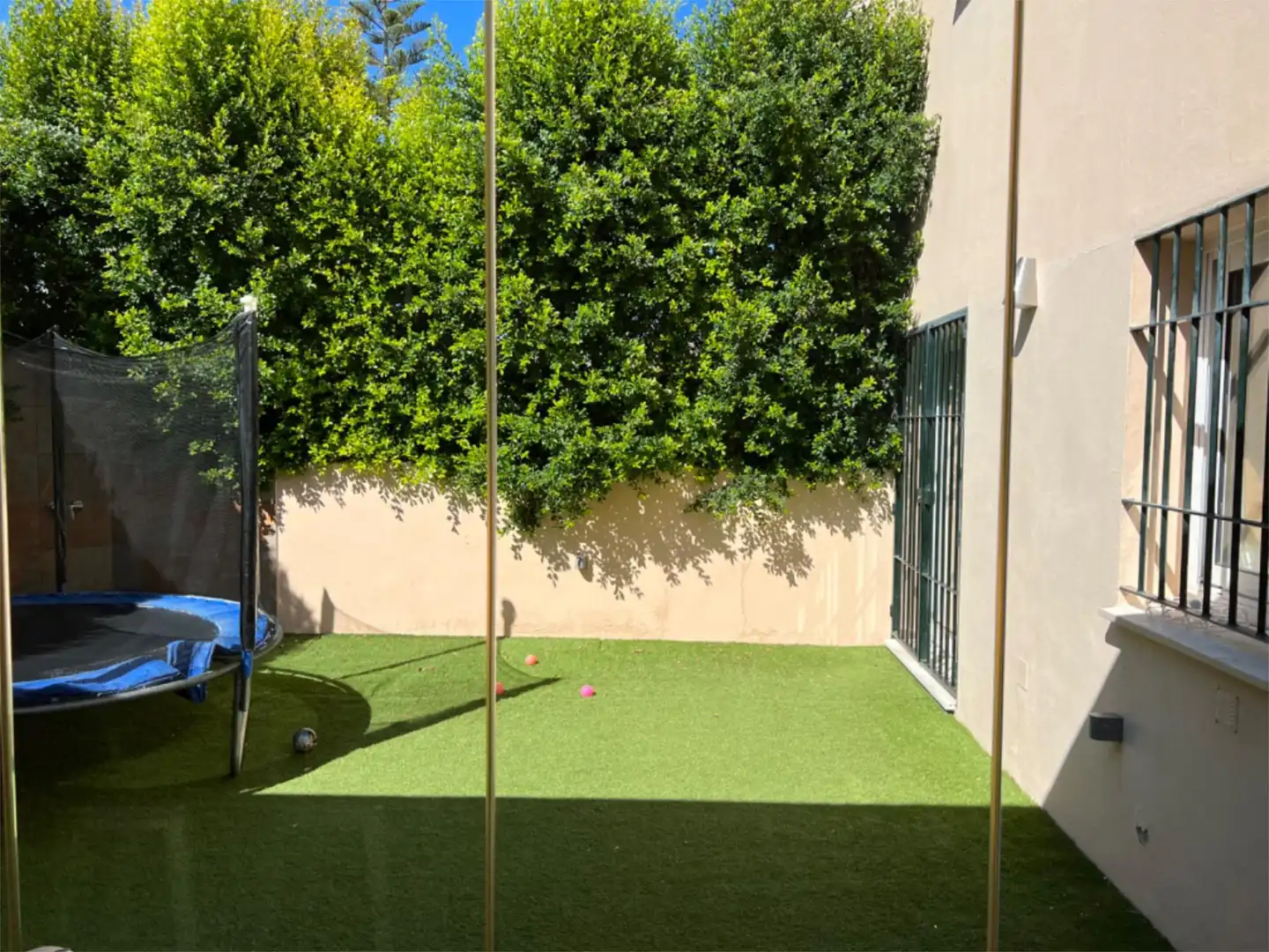 Einfamilien-Reihenhaus zur Miete in Urbanizacion Altozano 3, 2, San García Garten von Einfamilien-Reihenhaus zur Miete in Algeciras mit Privatgarten, Terrasse und Abstellraum