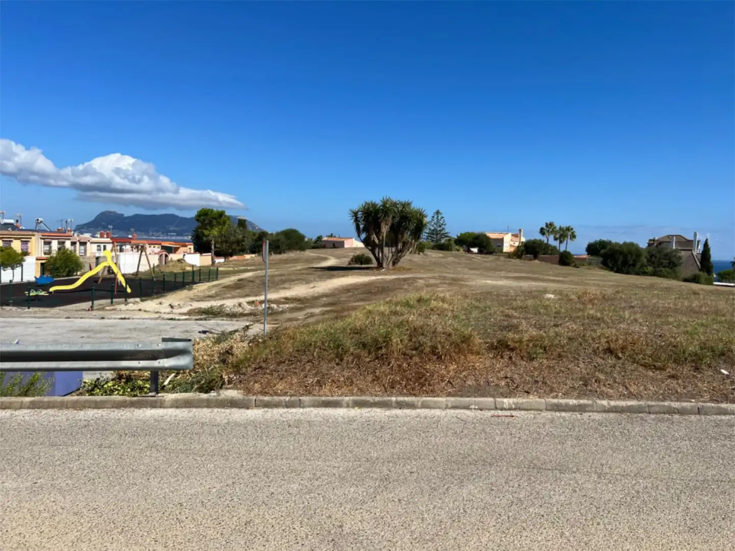 Einfamilien-Reihenhaus zur Miete in Urbanizacion Altozano 3, 2, San García Einfamilien-Reihenhaus zur Miete in Algeciras mit Privatgarten, Terrasse und Abstellraum
