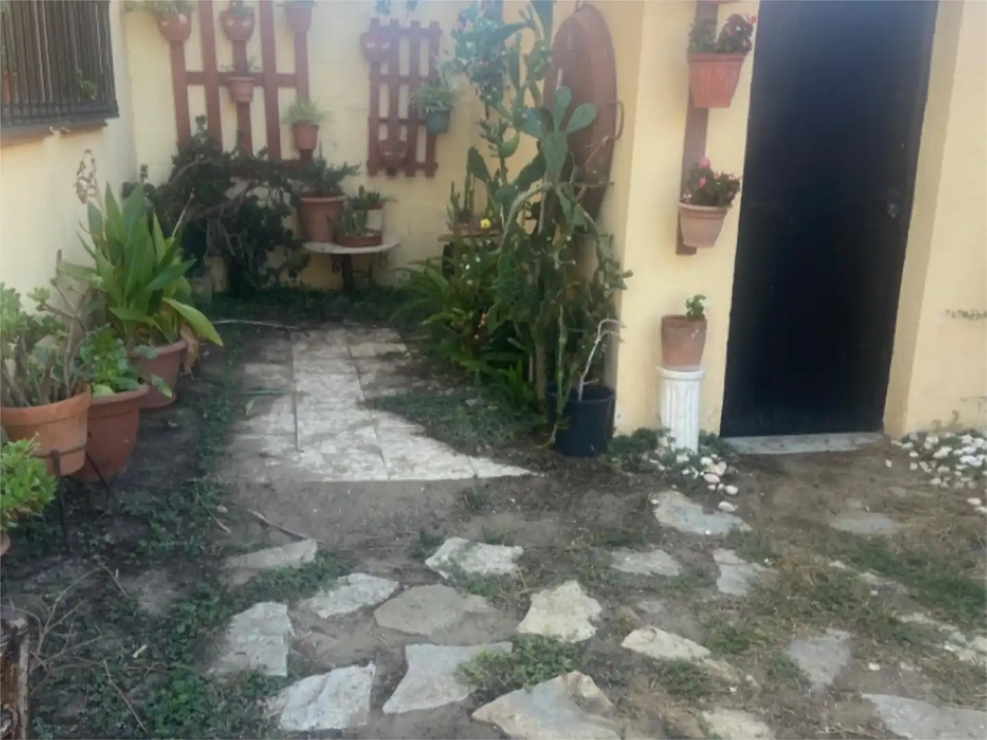 Garden of Houses for sale in Algeciras  with Air Conditioner and Storage room