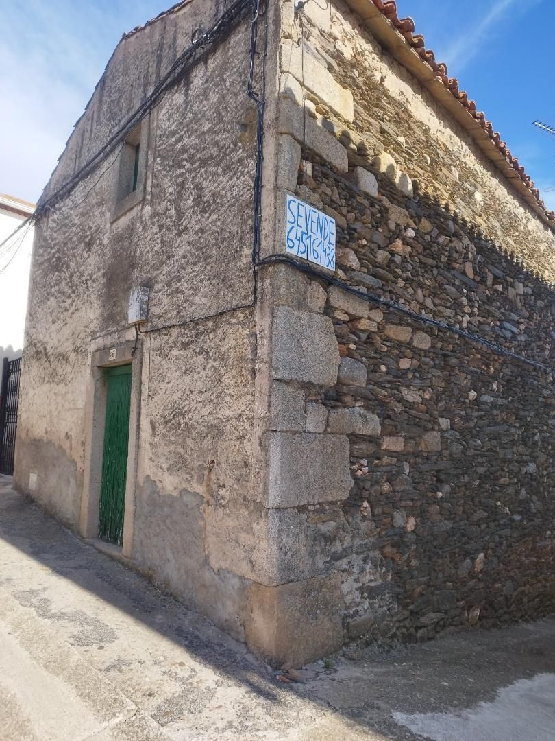 Vista exterior de Casa adosada en venda en Saucelle amb Traster, Moblat i Balcó