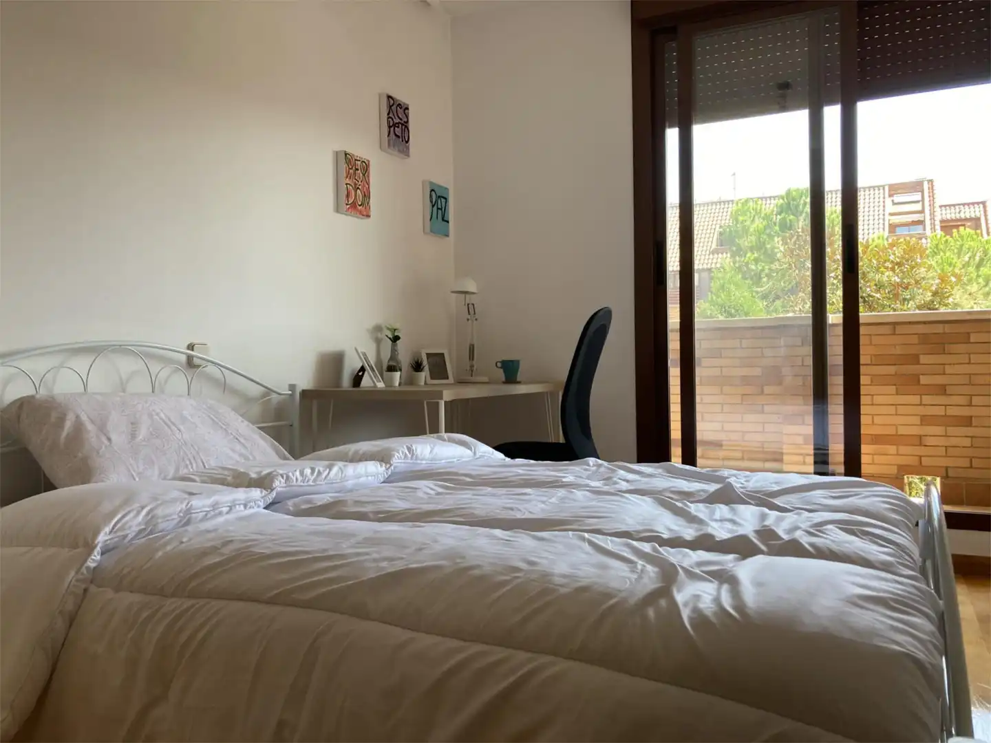 Bedroom of Flat for share in Pozuelo de Alarcón  with Air Conditioner, Heating and Parquet flooring