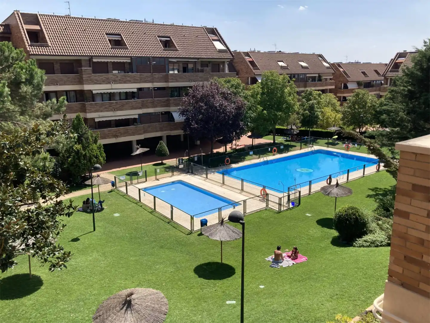Swimming pool of Flat for share in Pozuelo de Alarcón  with Air Conditioner, Heating and Parquet flooring