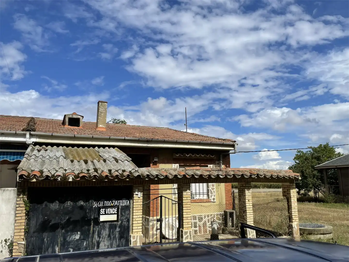 Außenansicht von Einfamilien-Reihenhaus zum Verkauf in Quiruelas de Vidriales mit Privatgarten