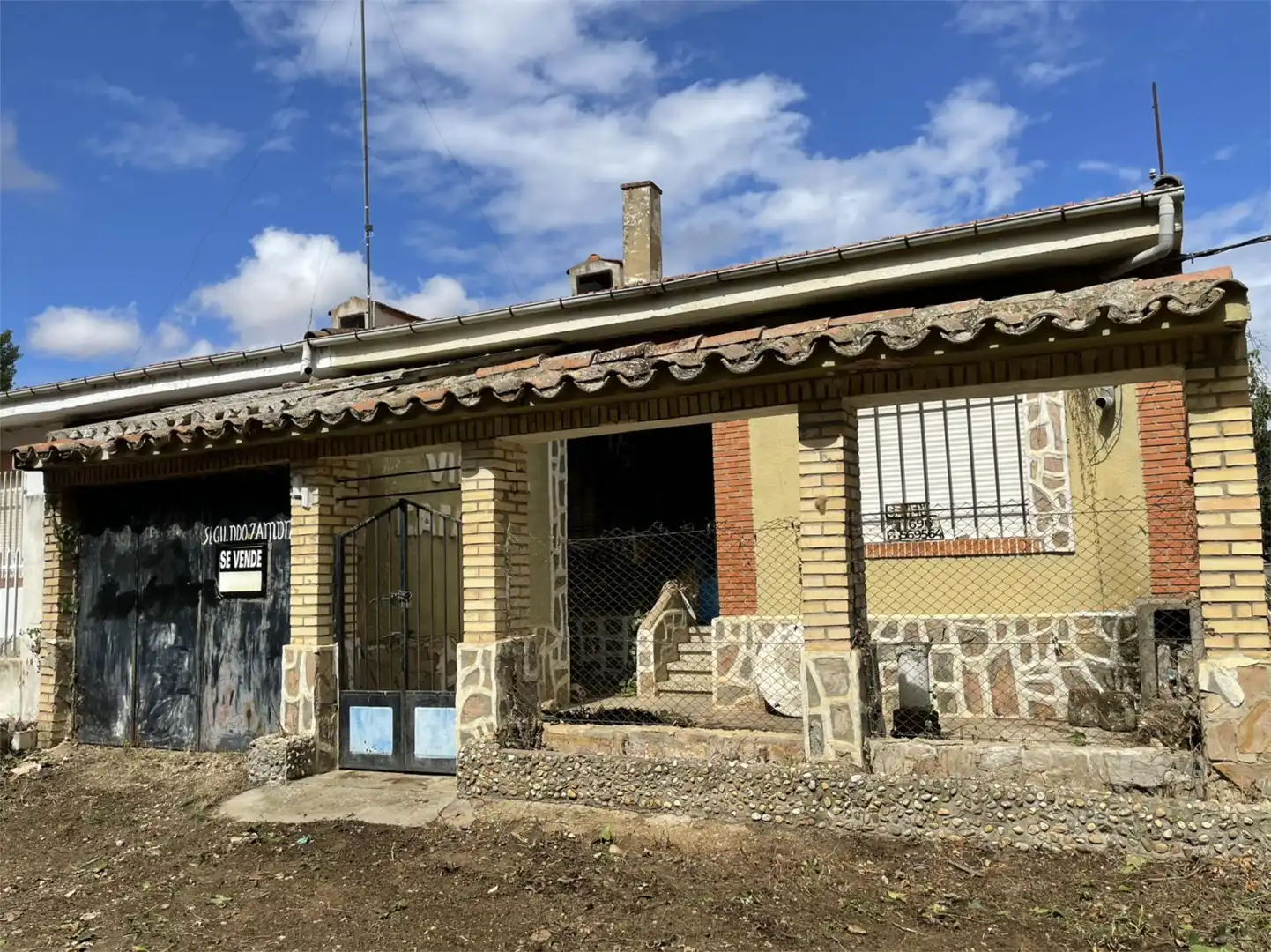 Außenansicht von Einfamilien-Reihenhaus zum Verkauf in Quiruelas de Vidriales mit Privatgarten