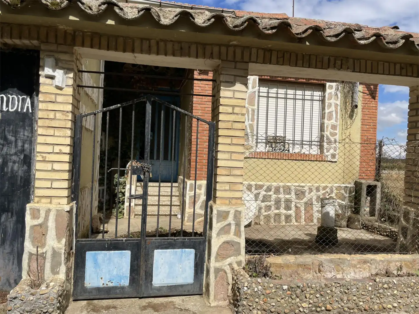 Außenansicht von Einfamilien-Reihenhaus zum Verkauf in Quiruelas de Vidriales mit Privatgarten
