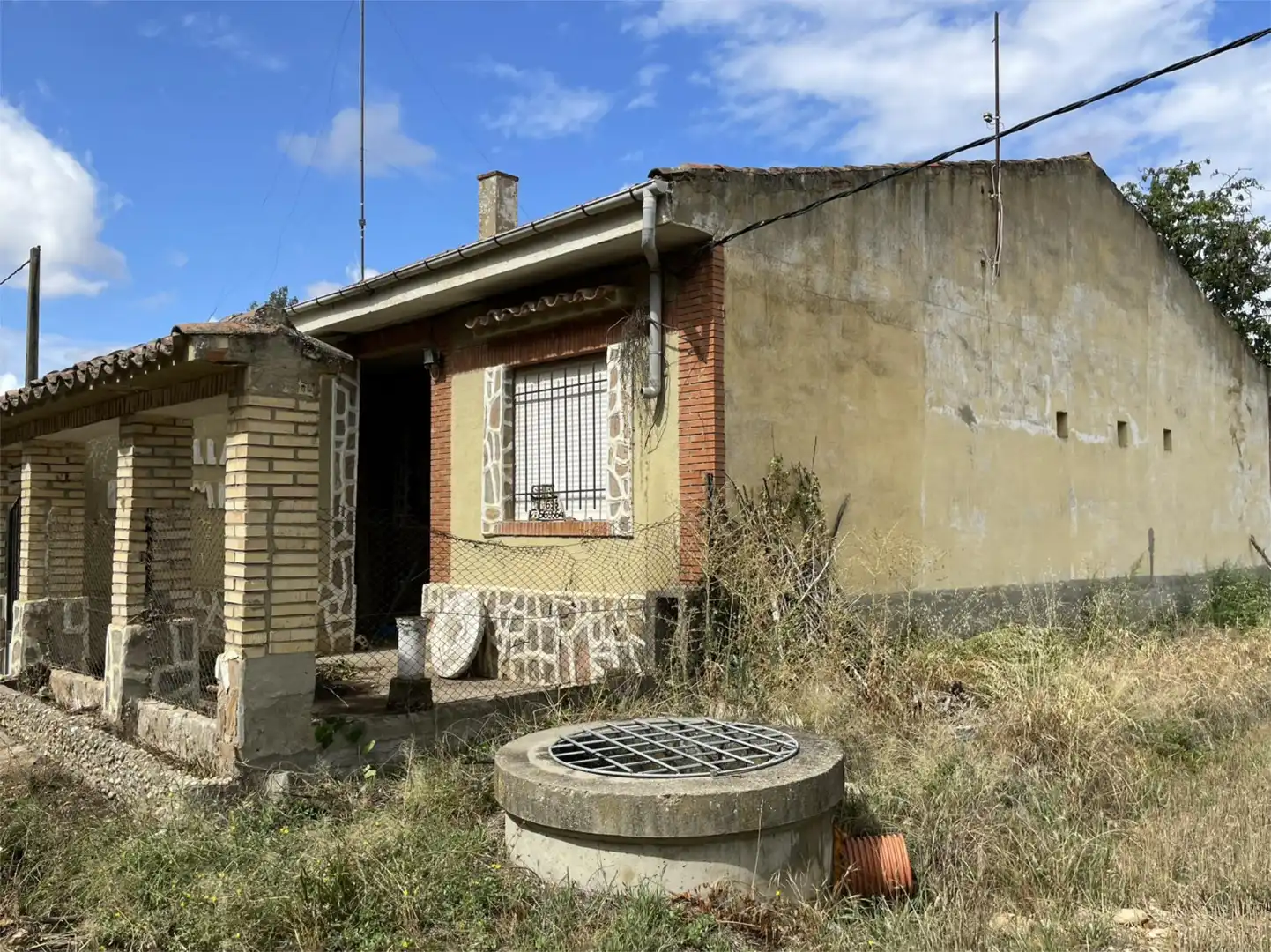 Außenansicht von Einfamilien-Reihenhaus zum Verkauf in Quiruelas de Vidriales mit Privatgarten