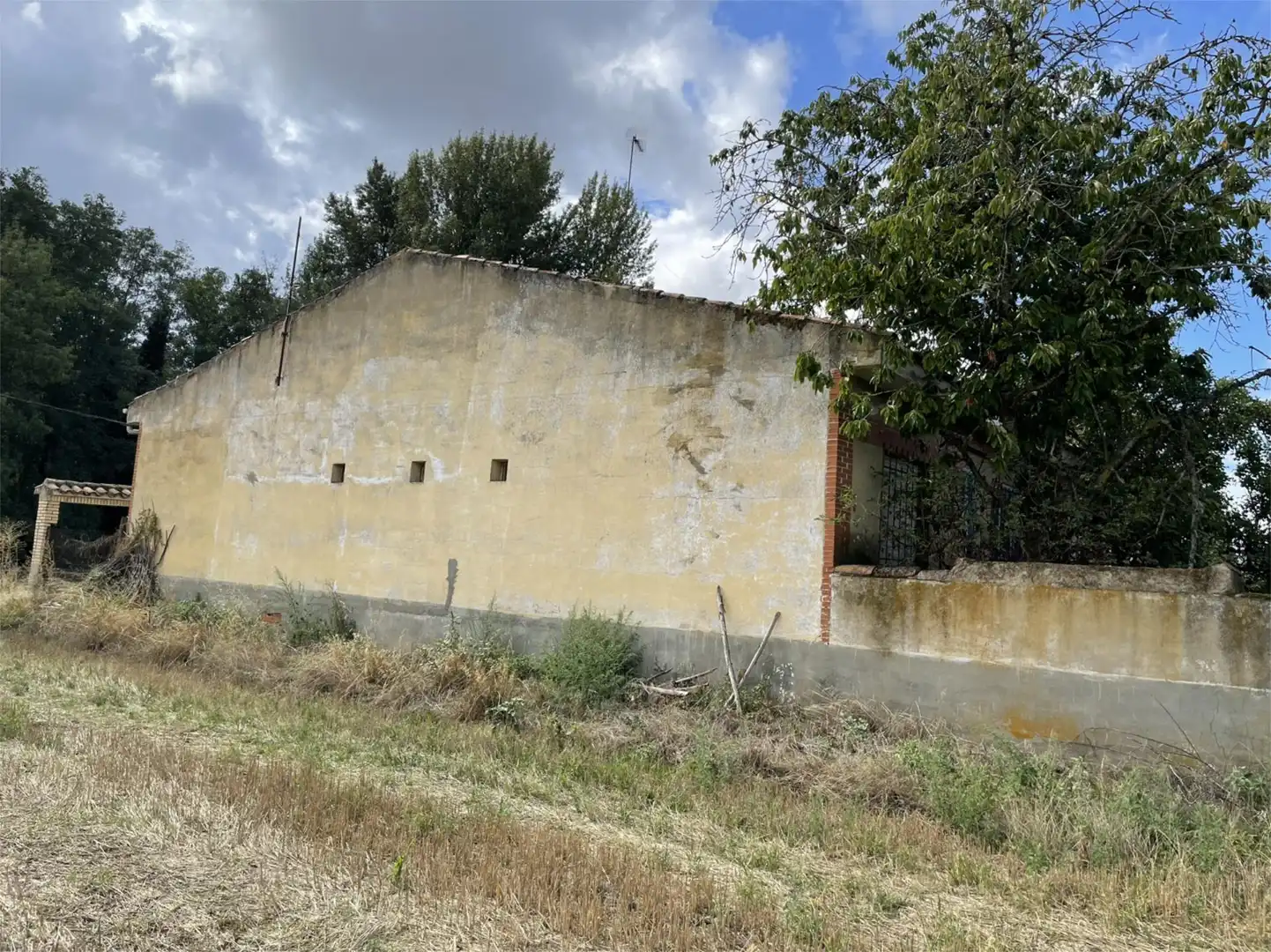 Außenansicht von Einfamilien-Reihenhaus zum Verkauf in Quiruelas de Vidriales mit Privatgarten