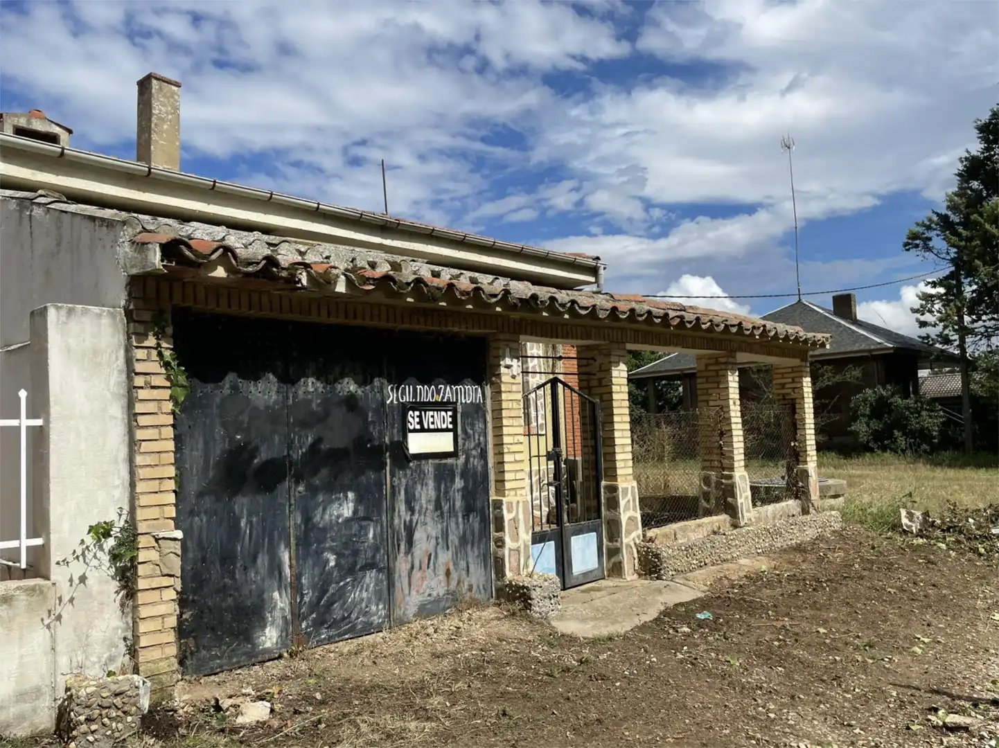 Außenansicht von Einfamilien-Reihenhaus zum Verkauf in Quiruelas de Vidriales mit Privatgarten