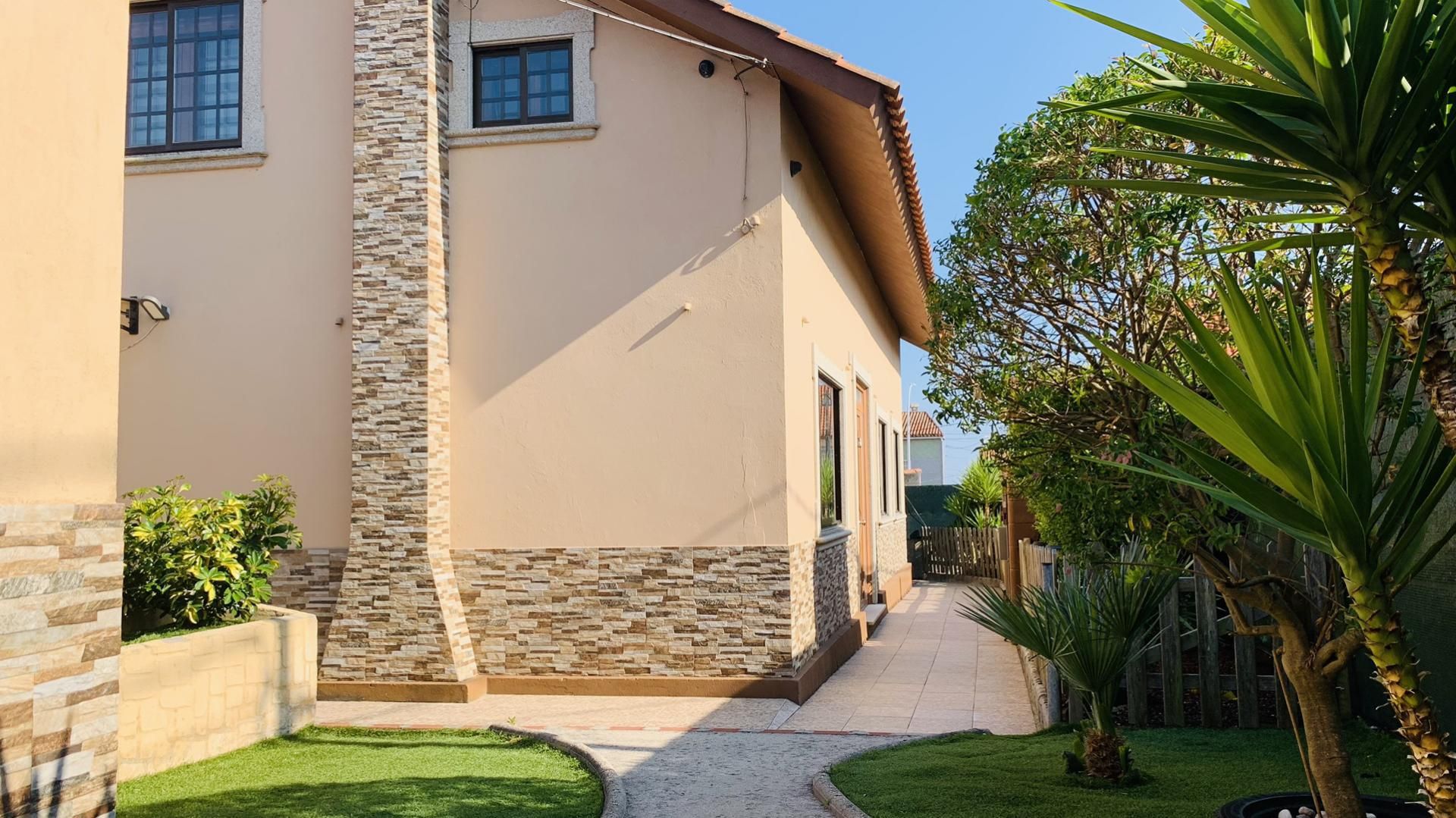 Vista exterior de Casa o xalet en venda en Ribeira amb Jardí privat, Terrassa i Traster