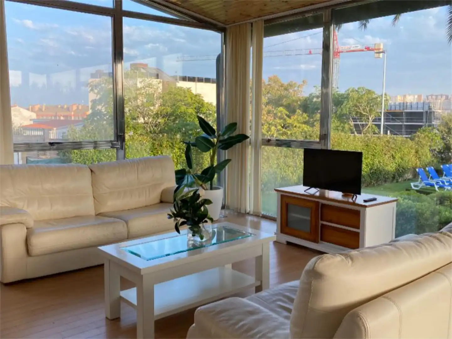 Habitación en Calle Pedro Rodríguez-Parets, 1, Valdenoja Sala de estar de Piso para compartir en Santander con Calefacción, Jardín privado y Parquet