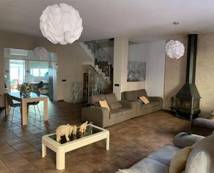 Sala d'estar de Casa adosada en venda en Xàtiva amb Aire condicionat, Terrassa i Piscina