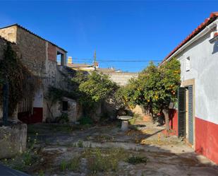 Vista exterior de Casa adosada en venda en Salvatierra de Santiago amb Balcó