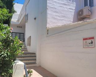Vista exterior de Casa adosada en venda en Mijas amb Aire condicionat i Piscina