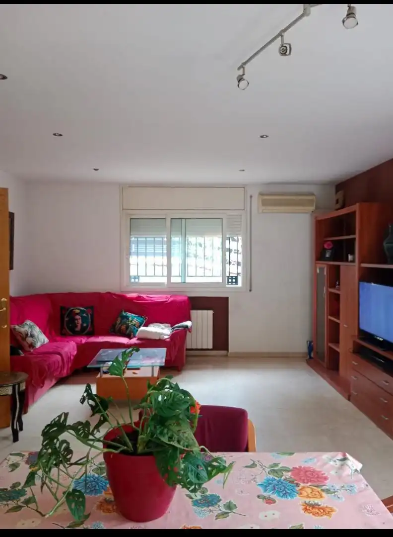 Habitación en Avinguda dels Païssos Catalans, 159, Vallirana Sala de estar de Planta baja para compartir en Vallirana con Jardín privado, Parquet y Terraza