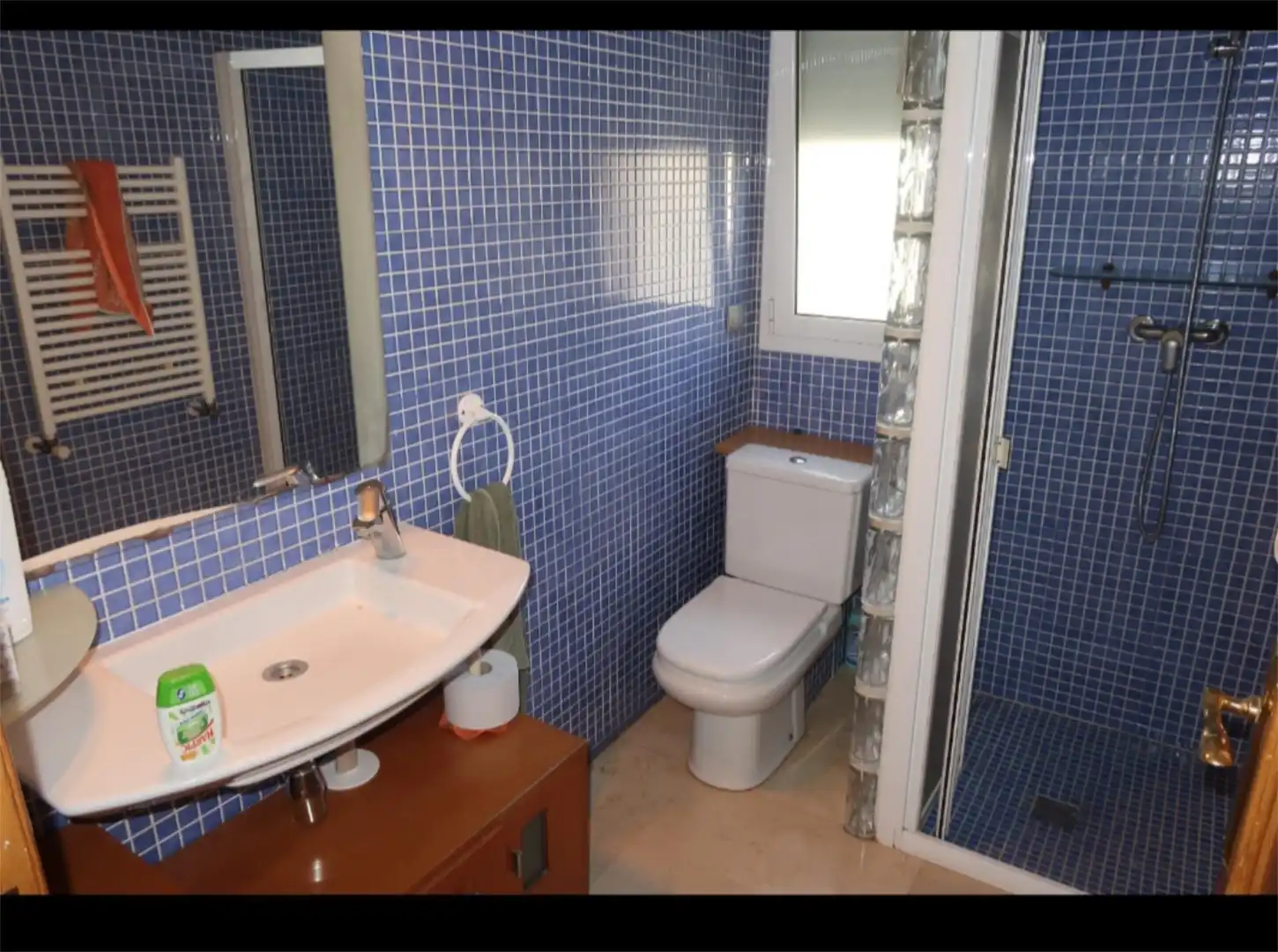 Habitación en Avinguda dels Païssos Catalans, 159, Vallirana Baño de Planta baja para compartir en Vallirana con Jardín privado, Parquet y Terraza