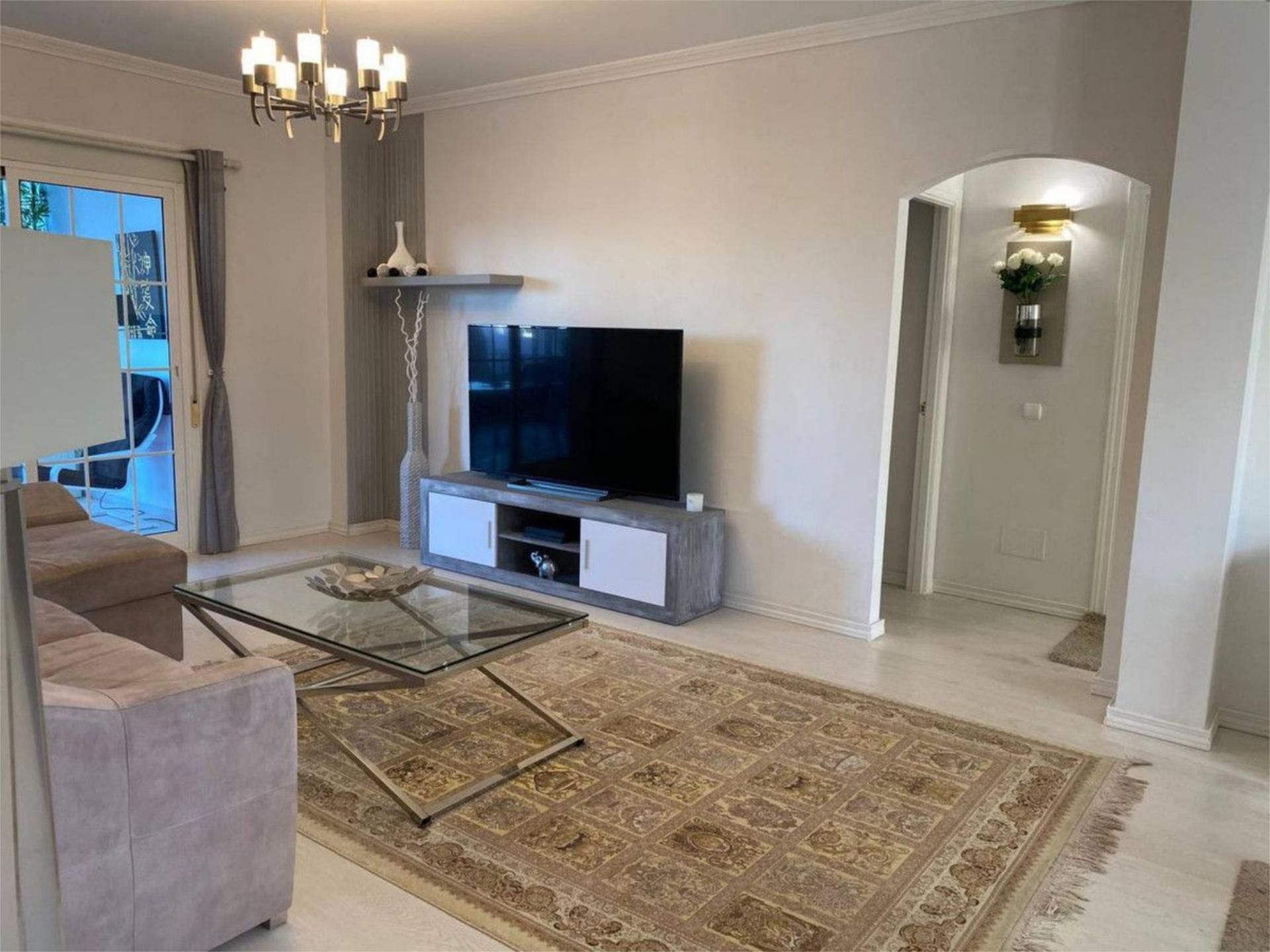 Sala d'estar de Pis en venda en Estepona amb Aire condicionat, Calefacció i Parquet