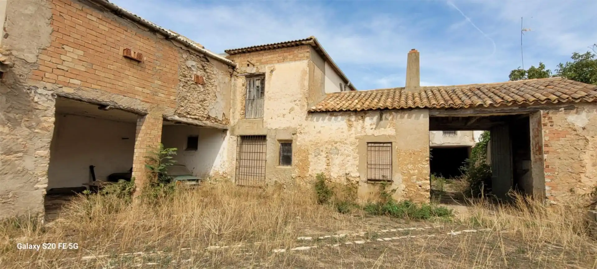 Vista exterior de Casa adosada en venda en El Ballestero amb Jardí privat