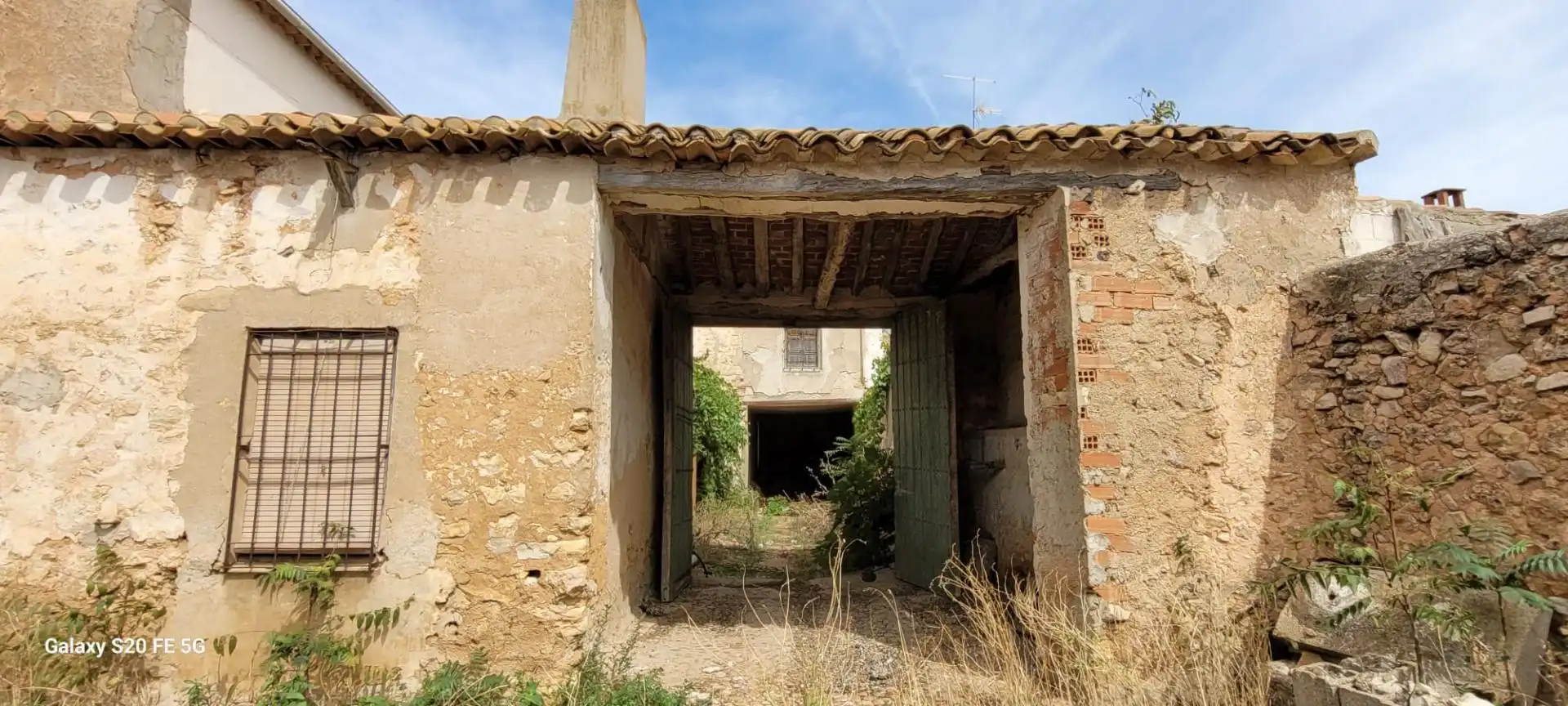 Vista exterior de Casa adosada en venda en El Ballestero amb Jardí privat