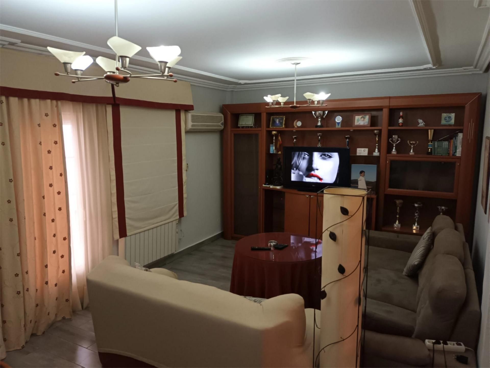 Sala d'estar de Casa adosada en venda en Villacarrillo amb Aire condicionat, Calefacció i Terrassa