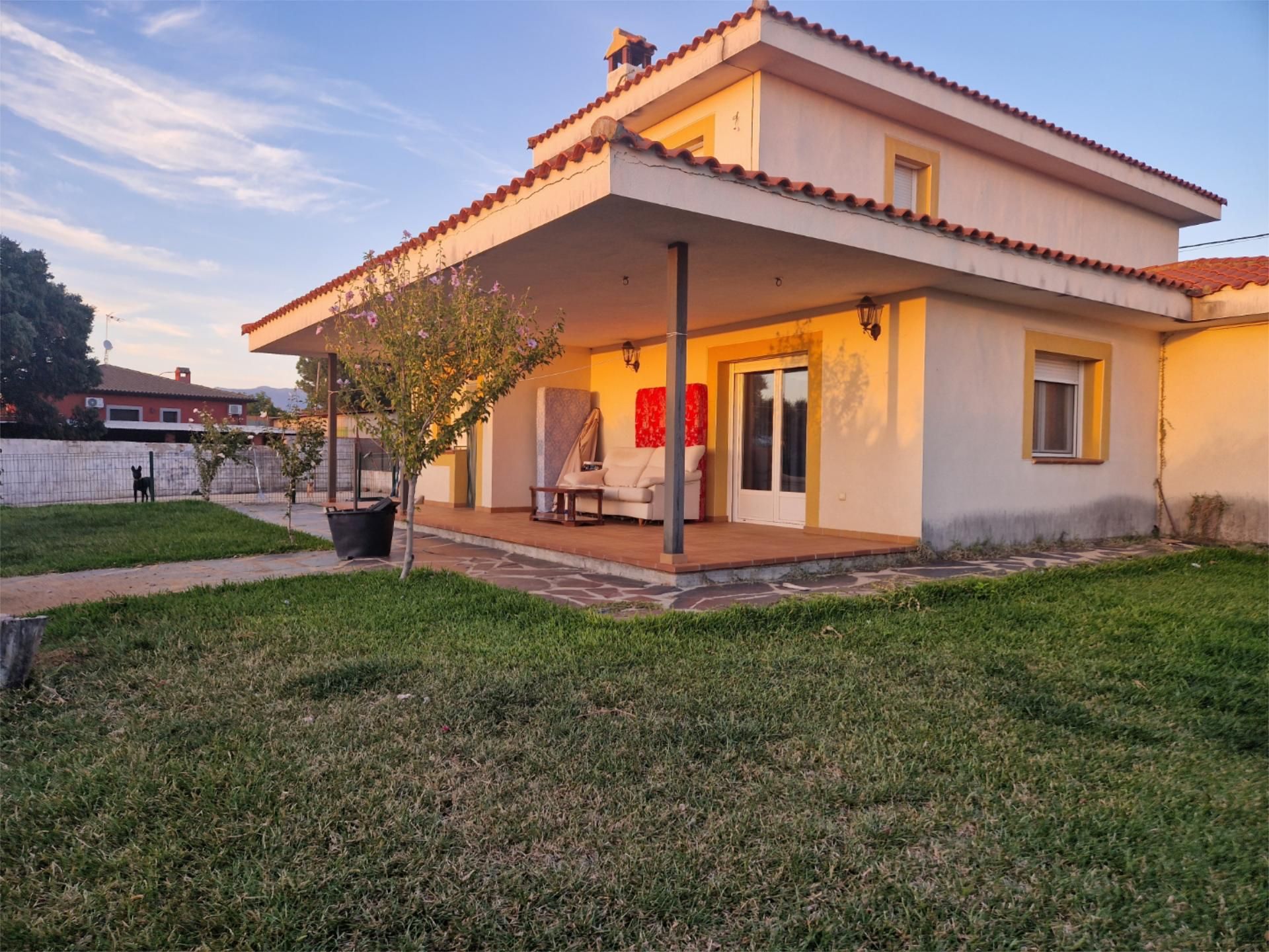 Vista exterior de Casa o xalet en venda en Montesclaros amb Calefacció, Jardí privat i Balcó
