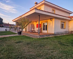 Vista exterior de Casa o xalet en venda en Montesclaros amb Calefacció, Jardí privat i Balcó