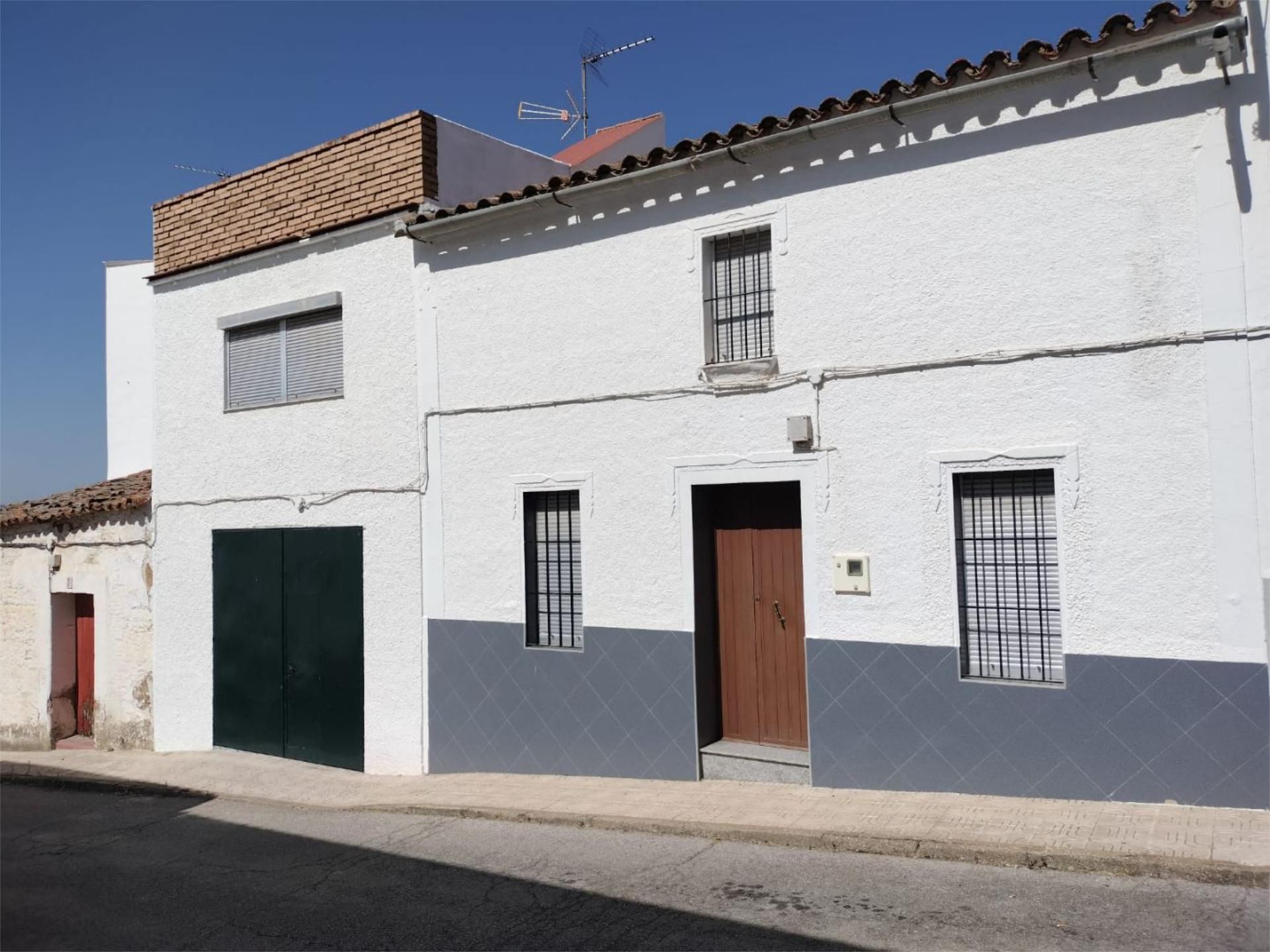 Vista exterior de Casa adosada en venda en Valverde de Llerena amb Jardí privat, Terrassa i Moblat