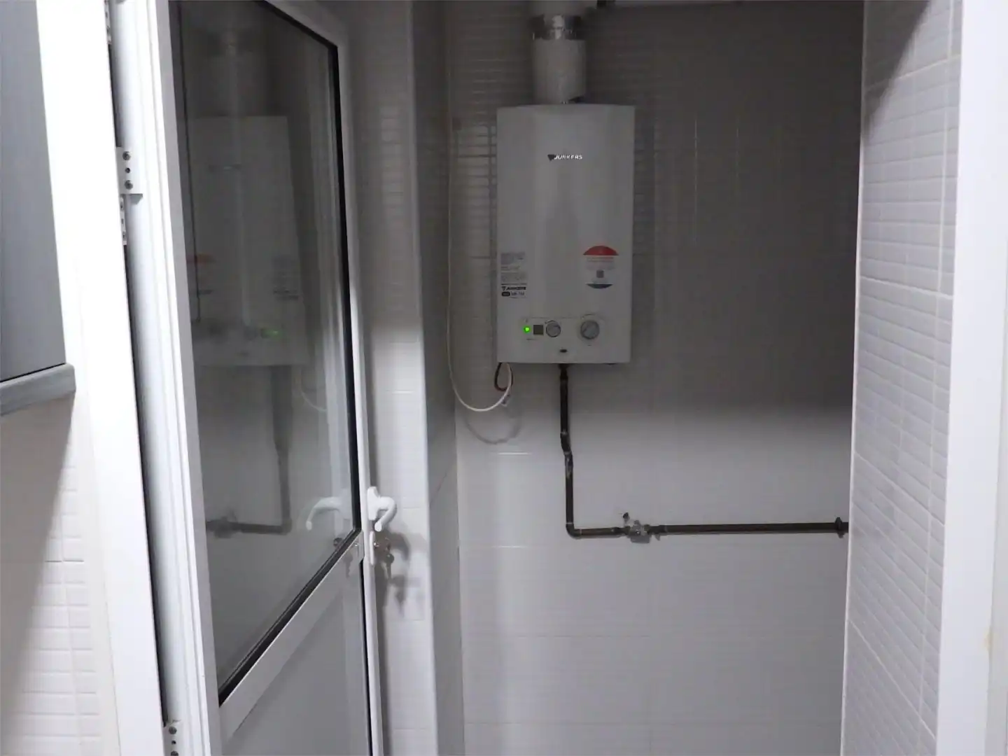 Flat for sale in Calle Primavera, 1, El Torrejón - El Cerezo Bathroom of Flat for sale in Sevilla Capital with Air Conditioner and Balcony
