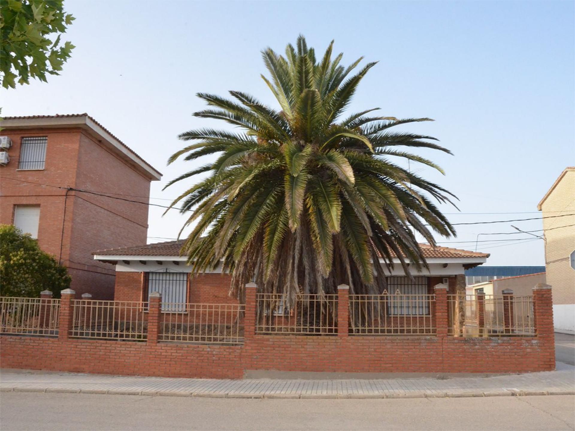 Vista exterior de Casa o xalet en venda en Almuradiel amb Aire condicionat, Calefacció i Terrassa