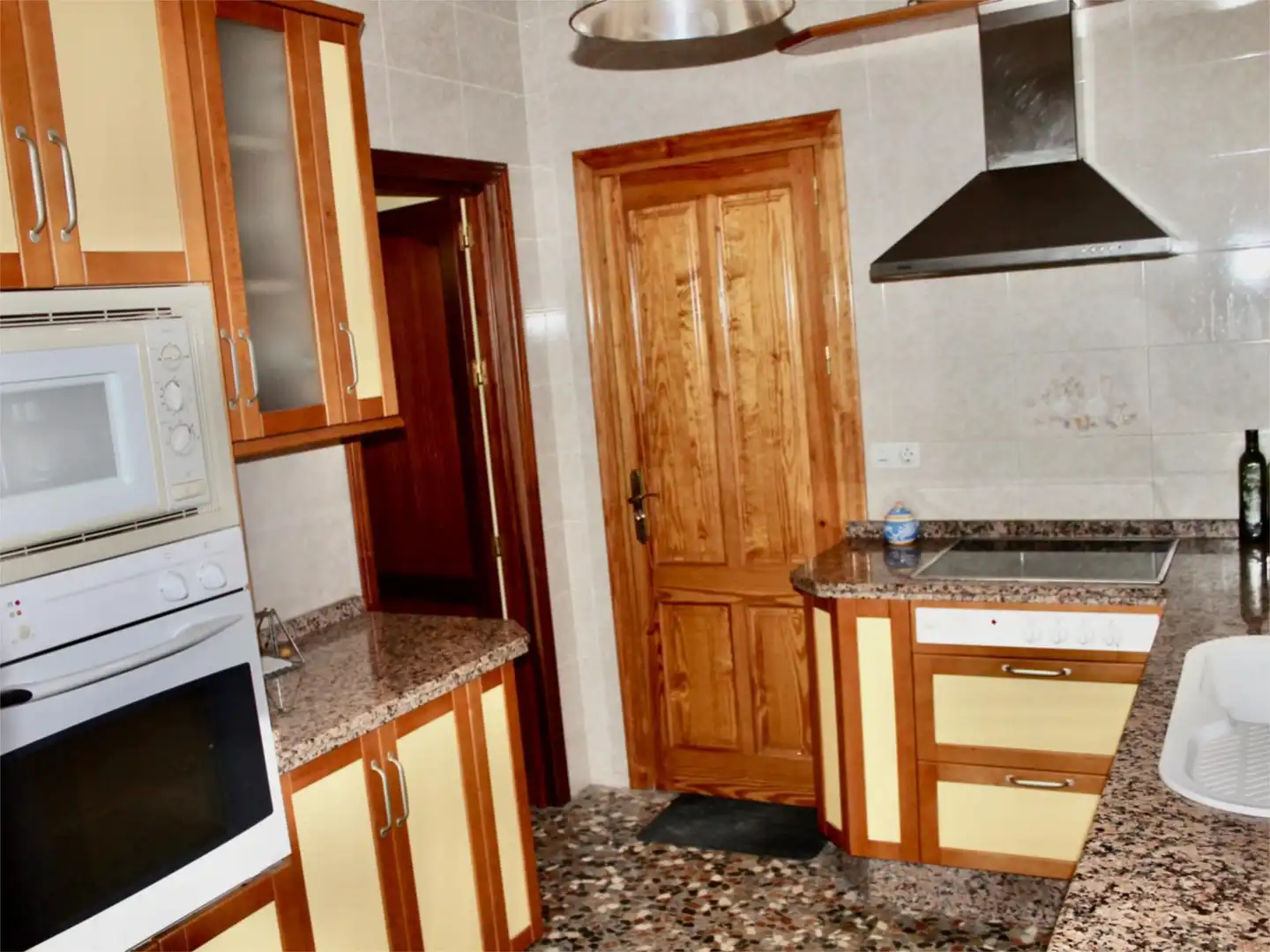 Einfamilien-Reihenhaus zum Verkauf in Calle la Senda, 42, Estepa Küche von Einfamilien-Reihenhaus zum Verkauf in Estepa mit Klimaanlage