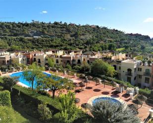 Vista exterior de Pis de lloguer en Benahavís amb Aire condicionat, Terrassa i Piscina