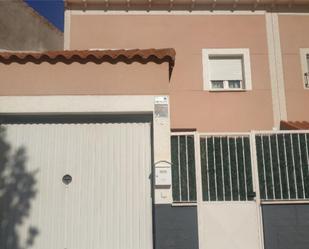 Exterior view of Single-family semi-detached for sale in Herencia  with Terrace, Swimming Pool and Balcony