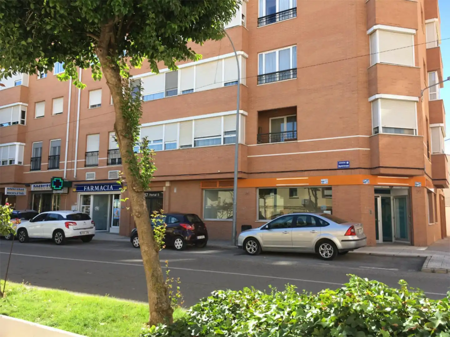 Geschaftsraum zur Miete in Avenida Miguel de Cervantes, 87, Tarancón Außenansicht von Geschaftsraum zur Miete in Tarancón mit Klimaanlage
