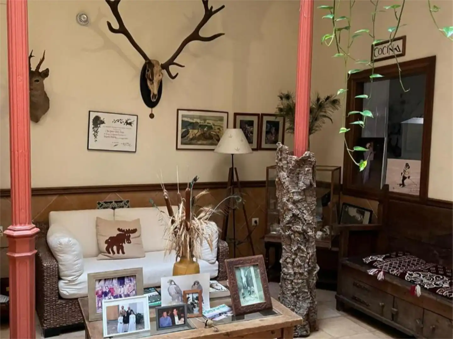 Wohnzimmer von Einfamilien-Reihenhaus zum Verkauf in Trujillo mit Klimaanlage, Heizung und Privatgarten