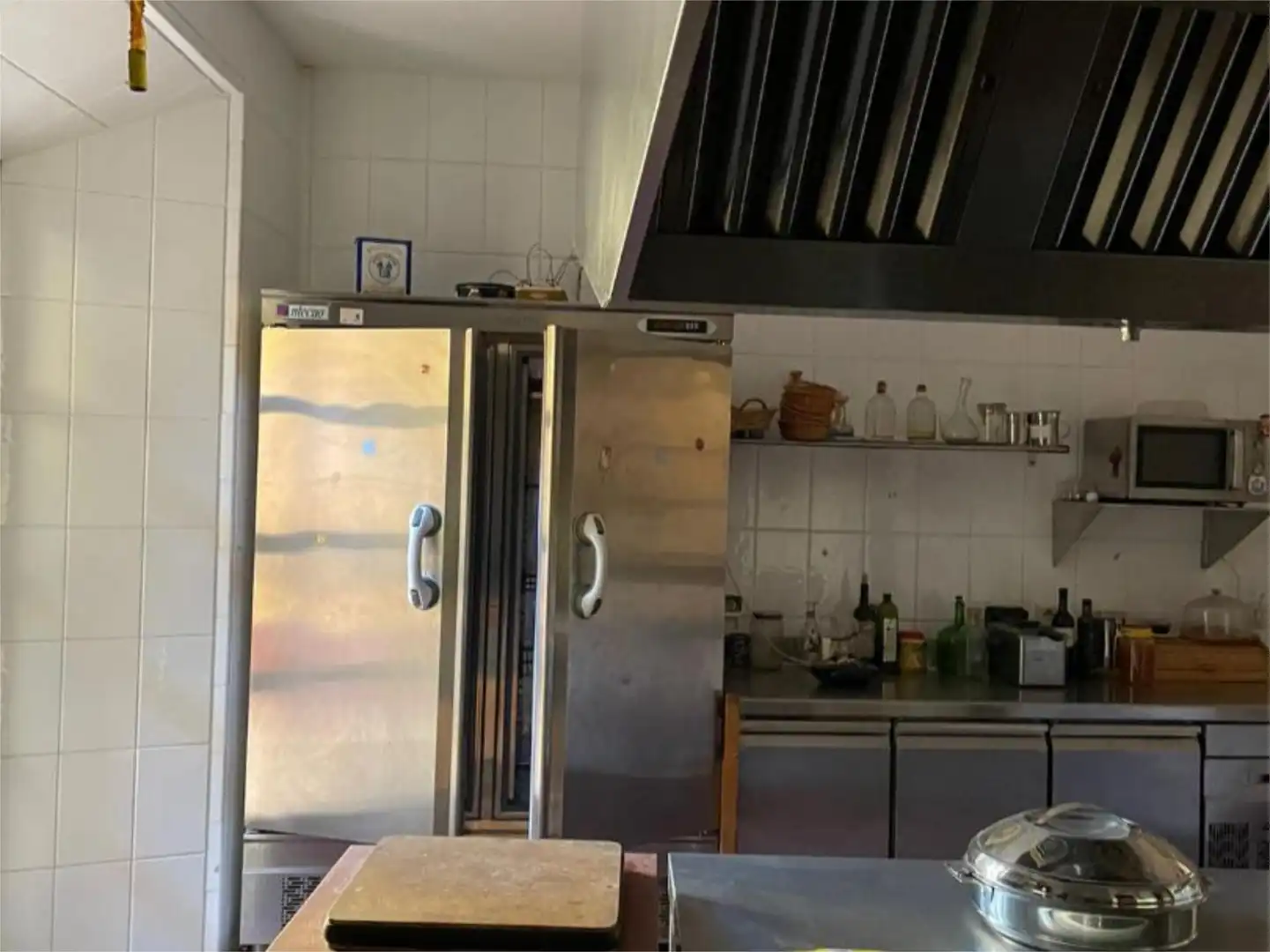 Küche von Einfamilien-Reihenhaus zum Verkauf in Trujillo mit Klimaanlage, Heizung und Privatgarten