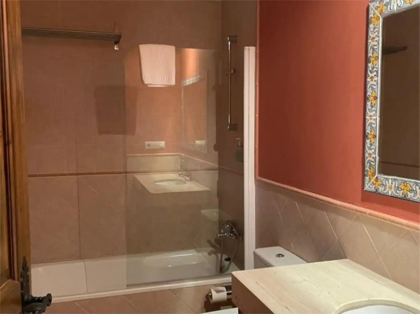 Badezimmer von Einfamilien-Reihenhaus zum Verkauf in Trujillo mit Klimaanlage, Heizung und Privatgarten