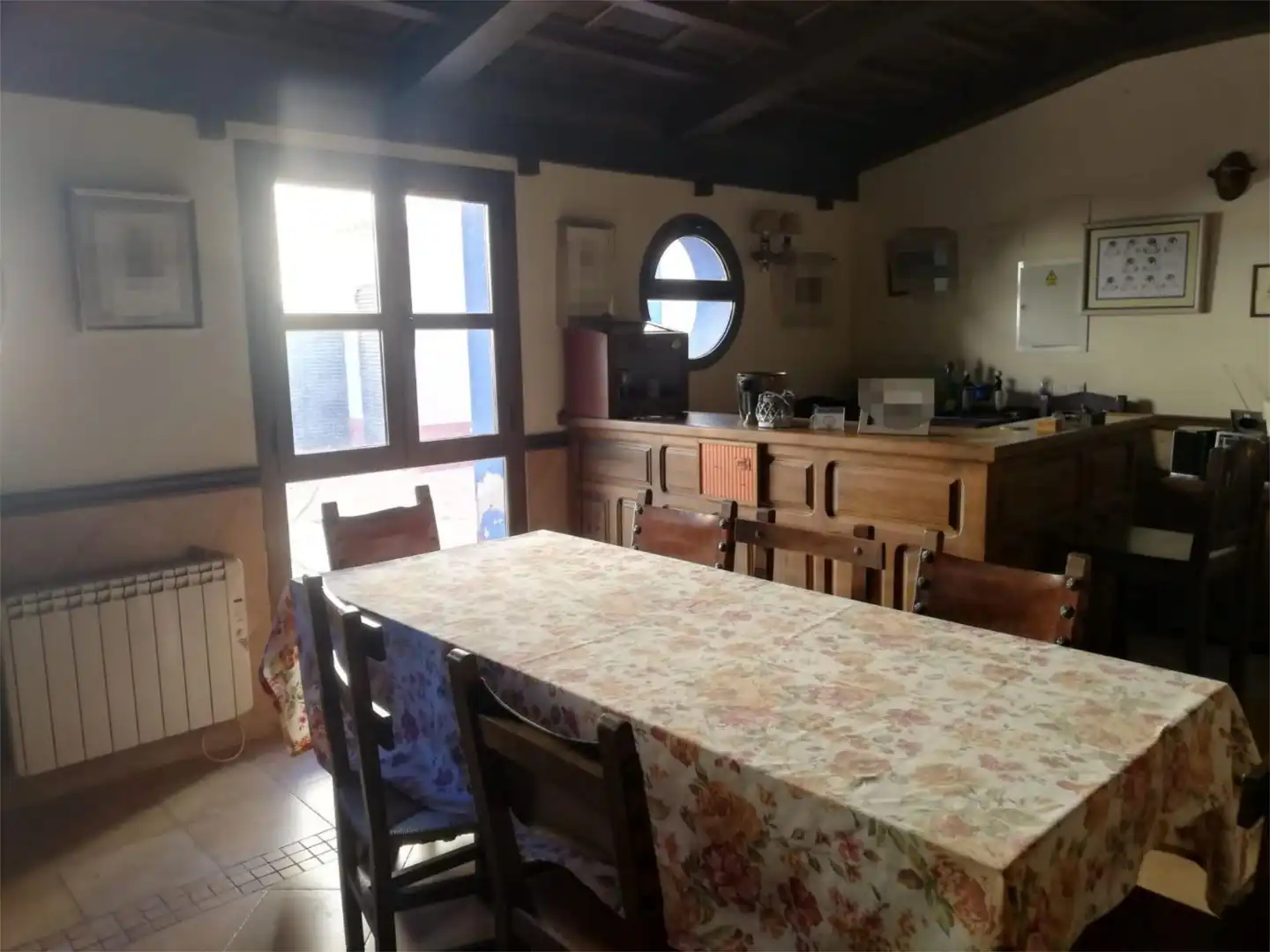 Esszimmer von Einfamilien-Reihenhaus zum Verkauf in Trujillo mit Klimaanlage, Heizung und Privatgarten