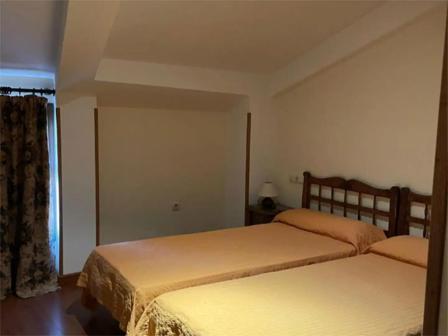 Schlafzimmer von Einfamilien-Reihenhaus zum Verkauf in Trujillo mit Klimaanlage, Heizung und Privatgarten