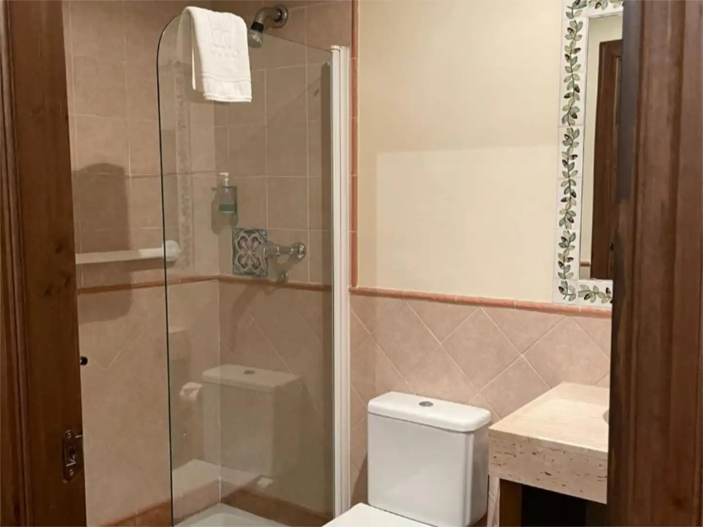 Badezimmer von Einfamilien-Reihenhaus zum Verkauf in Trujillo mit Klimaanlage, Heizung und Privatgarten